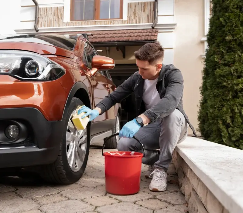 Lavage auto à domicile Ardizas : professionnel intervenant sur un véhicule